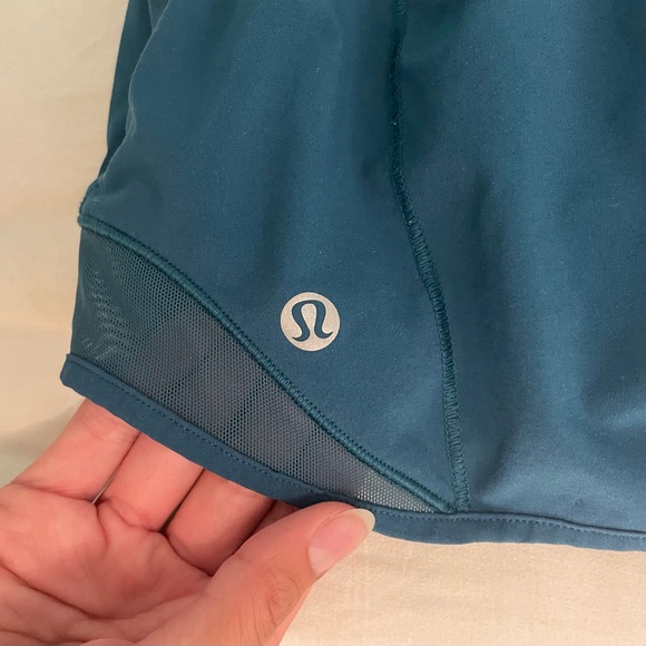 Lululemon Hotty Hot Low-Rise “2.5 Short - Picture 4 of 4